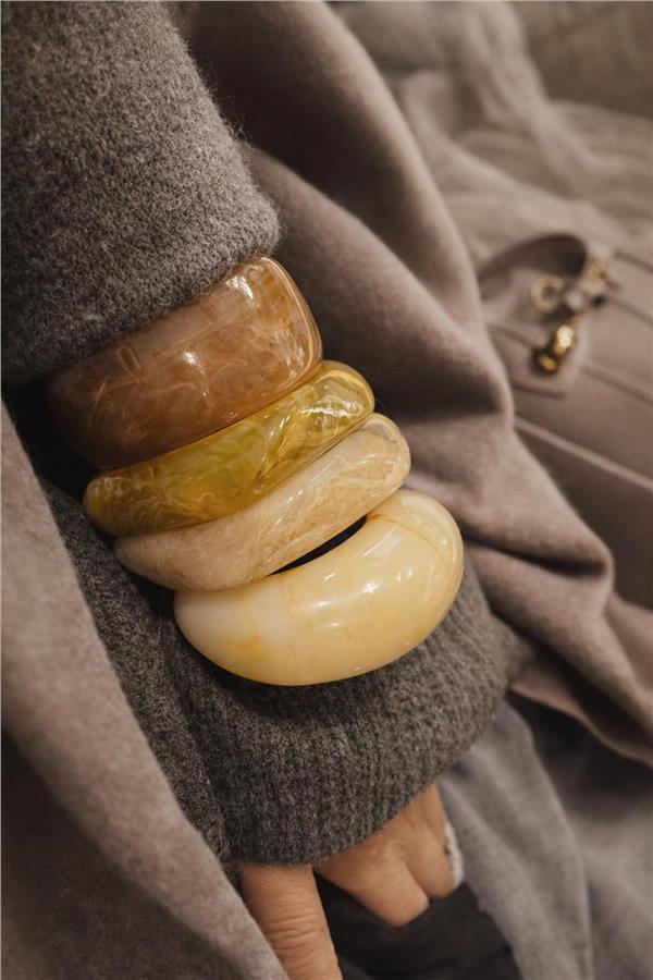 Mason Doğal Görünümlü Reçine & Taş Desenli Kalın Modern Bileklik – Amber & Bal Tonları Statement Bangle